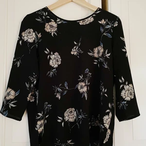 Chic & fin blus från Only - Jättefin blus med beige-blommigt mönster. Trekvartslånga ärmar och en fin detalj i ryggen i form av en silvrig dragkedja. Storlek 36. Passar både till vardag och fest! Använd vid flera tillfällen och har verkligen varit en favorit. Fortfarande i fint skick. Men säljer pga att den börjar bli lite för liten, tyvärr. Frakt tillkommer, 66 kr. 