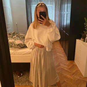 Glittrig kjol - Glittrig plisserad kjol, silverfärgad från Gina tricot. Använd fåtal ggr, bra skick. Nypris var runt 400kr. 
