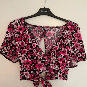 Blommig topp H&M strl S - En söt blommig topp från H&M. Sparsamt använd. 