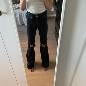 Svarta jeans bed hål - Jag säljer dessa svarta jeans nästan aldrig använda och i jätte fin sick.