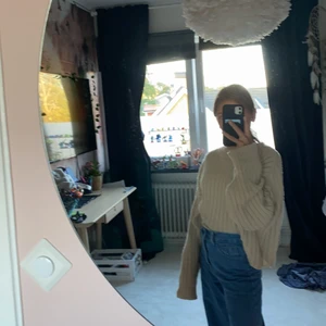 Tröja - En tröja/sweatshirt som är köpt på madlady(säljs inte längre) köptes runt 300+ och är i storlek XS! Har ingen användning för den därför säljs den. Har några små defekter här och där men inget som man fokuserar på! 175kr+frakt (vid snabbare affär kan priset diskuteras!)