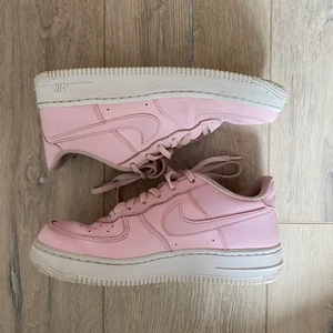 Nike air force 1 - Säljer mina superfina rosa air force då de inte kommer till användning. Fint skick, sparsamt använda. Nypris 1000kr, säljer för 400kr + frakt 💗 Vid flera intresserade blir det budgivning!