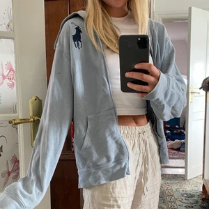 Ralph lauren zip hoodie - Ralph lauren zip hoodie i strl 18-20 år i killmodell som sitter fint på mig som vanligtvis bör xs/small