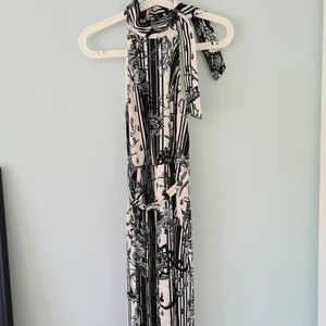 Klänning  - En klänning som inte används längre och som användes en handfull gånger. Den är väldigt fin på, med bälte och en öppning.