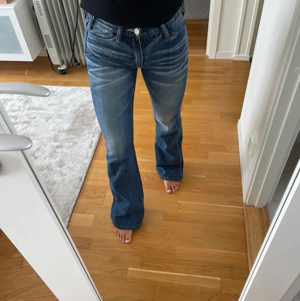 Ett par mörkblå raka (lite flairade) ACNE jeans. Storleken är 26/34. Jeansen är ganska låga i midjan och i mycket bra skick. Priset kan diskuteras 💕. Jeans & Byxor.