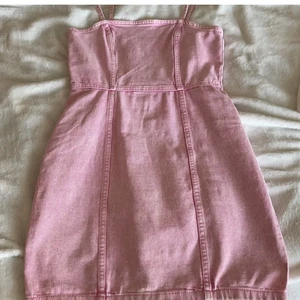 Rosa klänning  - Säljer denna sjukt snygga jeansklänningen som blivit lite förstor på mig:/ den är använd fåtal gånger och har inga defekter. Skriv för fler bilder eller om du har några frågor. Kolla även gärna in de andra jag säljer💗ju mer du köper desto billigare får du de💗