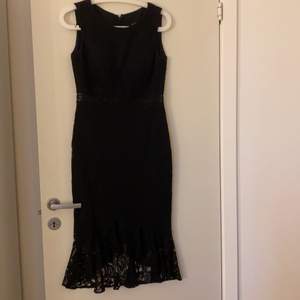 En svart klänning som användes 1 gång och köptes för 800 säljer för 650kr. Har en fin detalj runt midjan och har inga trådar som sitter löst eller så. 