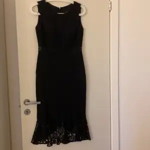 En svart klänning som användes 1 gång och köptes för 800 säljer för 650kr. Har en fin detalj runt midjan och har inga trådar som sitter löst eller så. 