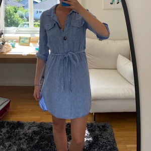 Blå skjortklänning! - Superfin blå skjortklänning från Zara med bälte i midjan.