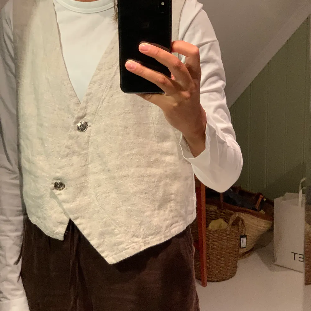 Gullig väst i linne, oversized. Kortare i ryggen. Säljer för 90kr+frakt. Muu.
