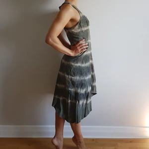 Olivgrön skinnklänning med batikmönster - Olivgrön klänning i äkta skinn, med batikmönster. Märke: Jofama Malung Sweden. Storlek: 36. Jätteskönt innerfoder! Endast testad. Helt oanvänd, prislapp kvar! Nypris: 2495 SEK. Säljer för samma pris men inklusive frakt (SPÅRBART).