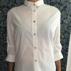 Krispigt vit skjorta från Acne. Perfekt för höstens alla möten. Köparen står för frakt. 
