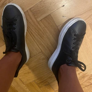 Skor från Jim Rickey  - Fräscha läderskor från Jim rickey, tvättas och behandlas innan jag postar! Nypris: 1200kr. Storlek 38❤️‍🔥 lägg bud!