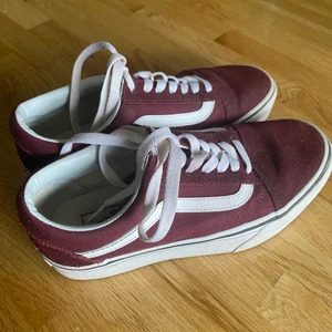 Vans skor - Fina vinröda vans i nyskick, endast använda fåtal gånger, skorna har en hög sula ”platform” 