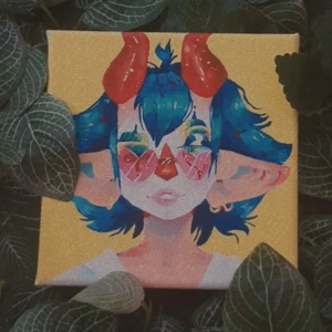 Clown Tavla - En gammal tavla på en liten clown-gubbe! ⭐ kom gärna med prisförslag. Jag gör också custom-tavlor samt digitala konstbitar. Om du vill beställa nått custom eller se min nyare konst, hälsa mig hos @luan.garden på instagram! (OBS! Tavlan är gammal och nyare konst av mig kommer inte vara i samma stil.) 🌼🌘⭐