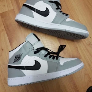 Jordan 1 Smoke Grey  - Finns i alla storlekar och skickas med gratis spårbar frakt
