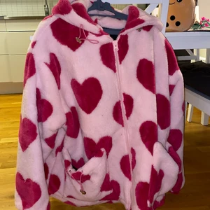 ❣️Harajuku heart jacket❣️ - Helt ny, oanvänd fluffig jacka! Den är jättetjock i storleken M men den passar L också då den är oversized!❣️ 