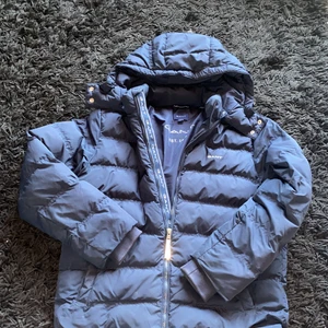 Gant jacka i storlek 170 (M/L)  - En jätte fin gant jacka som är i jätte bra skick.  Köpt på kidsbrandstore i storlek 170 som passar M/L. Den är köpt förra året men den är helt frisk. Passar vintern och skyddar jätte bra från skylan. Passar dessutom både tjejer och killar. Säljs för 850 men går att diskutera priset.