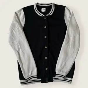 Skick 8/10.                                                                            Fin vintage Varsity/college jacket, storlek S. 
