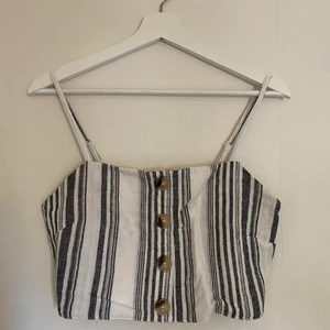 Linne - Croppat linne från Gina Tricot med stretch i ryggen. Köparen står för frakt.