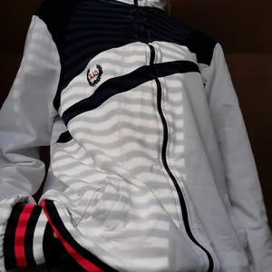 Zip up shirt - Säljer denna sköna zip up tröjan som är storlek: L/XL  så den sitter baggy. Frakt är 66 kr. Betalning via swish