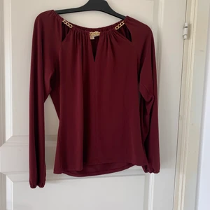 Långärmad tröja - Vinröd långärmad tröja får. Michael kors. Guldiga detaljer upptill, i mycket fint skick! Strl S, 200kr. Frakt tillkommer! 