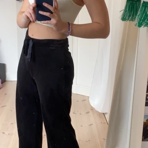 Svarta mjukisbyxor - svarta mjukisbyxor i sammet från lindex i storlek S 🖤 kommer inte till användning längre, köpare står för frakt. 