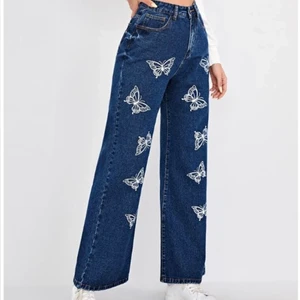 Butterfly wide leg jeans - Jeans i helt nytt skick! Aldrig haft på mig eller använt den! Originalpris: 220kr, nu 185kr. Storlek L/XL. Betalas via Swish eller PayPal!