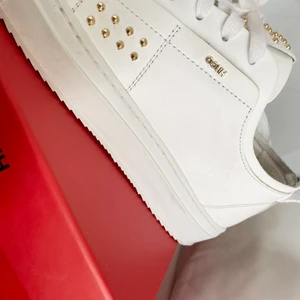 Hugo Hugo boss sneakers✨ - Säljer nu mina super snygga Hugo Hugo boss ”Victoria low cut” sneakers med guld detaljer pågrund utav att jag inte använder dem lika mycket som jag trodde att jag skulle göra. Storlek 38 men jag tycker att skorna passar och sitter bra på mig som har 39 också! Köptes för 2499 kr.  skokartongen samt dustbag medföljes😍