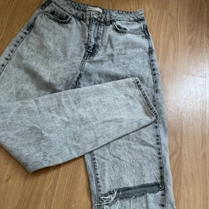 Gråa mom jeans - Fina gråa mom jeans från Gina. Har klippt egna hål i dem och dem är i bra skick😊