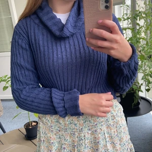 Stickad tröja med krage - Jättemysig stickad tröja med krage och aningen kortare än vanlig tröja vilket gör att den passar till både S & M 💙