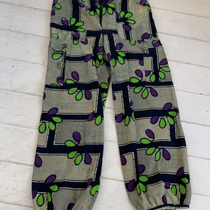 Mönstrad hemsydd bralla - Helt fantastiska brallor i cargopants stil, lite tråkigt avslut men jag hade tänkt klippa av. Mkt fint skick och grymma färger.