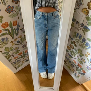 Raka jeans, högmidja  - Är i storlek 42 men passar även för st 40. Är i mycketbra Skick. Kan både mötas upp och leverera, köparen står för frakten. Nypris 600kr OBS PRUTBART PRIS!!