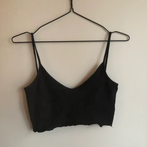 svart topp - svart basic kort topp ribbad, använd men i bra skick