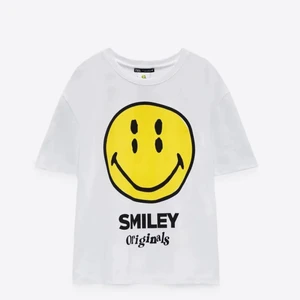 Smiley T-shirt från Zara - Säljer nu den här snygga smiley tröjan från Zara den är helt slutsåld!!😃 det är bara att buss från 150 och uppåt väldigt populär💗 storleken är S men passar även en ca om man gillar en stor oversize men passar även en m som också är oversize men inte lika mycket😊 kom privat om du vill köpa direkt men det kostar lite mer än det högsta budet!