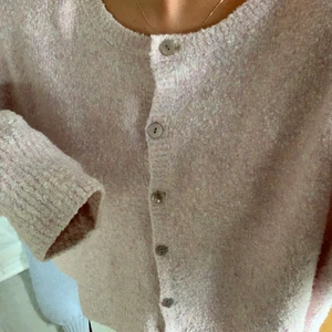 Stickad kofta från Zara - Jätte söt kofta från Zara, köptes förra sommaren. Säljer då den inte kommer till andvändning längre. Jag har storlek L som gör att den sitter lösare än vad den igentligen ska men blir min vanliga storlek på.