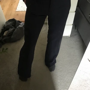 Kostymbyxor från märket stockh lm  - Säljer dessa snygga mörkblå kostymbyxor från Stockh lm i storlek 34!💙så snygga och så snygg passform!! Används flitigt men i gott skick!