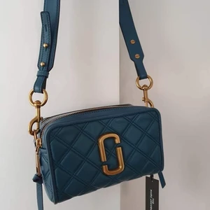 Väska från Marc Jacobs - En ny Mystic Blue väska från Marc by Marc Jacobs. Köpt i NK år 2020. Prislappen kvar!         Nypris 5495kr. Mitt pris 3100kr.                              Möts upp i Vasastan annars köparen står för frakten.