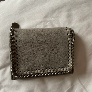 Stella McCartney plånbok, grå - En i princip oanvänd plånbok köpt 2018, finns plats för både kort, kontanter och mynt. 