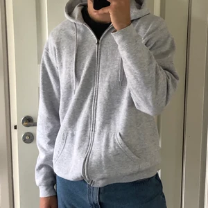 Grå zip hoodie - Superfin grå ziphoodie i toppen skick! Mysig och oversized. Köpare står för frakt 🧡.