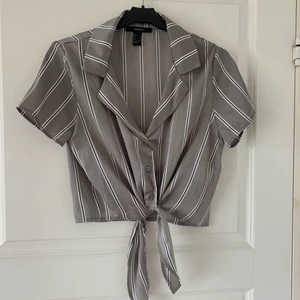 T-shirt - T-shirt med knyte, från Forever21(USA). Strl S, säljs för 80kr! Frakt tillkommer