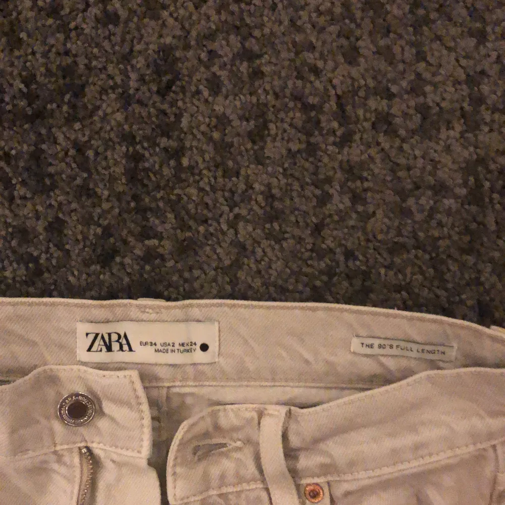 beiga/vita jeans från zara. nästan helt oanvönda. spårbar frakt. Jeans & Byxor.