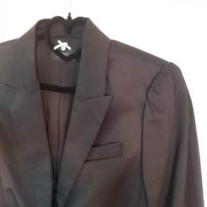 Tuxedo liknande blazer från Esprit. I fint skick, stl 40. Betalning sker genom swish och köparen står för frakten😁