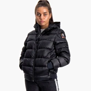 Parajumpers Dunjacka - Produkt: Svart Pjs Pharrell Sheen - Tjej  Storlek: 14år/M-Y (Modellen är 162 cm lång och bär storlek 14)  Skick: Använd men i perfekt skick  Pris: 3000kr som kan diskuteras  Ordinarie pris: 4500kr  Material: 40% Polyamid och 60% Polyester  Produkt beskrivning: Värmeskala 3/4 Sheen design Fast huva Fickor med dragkedja i sidorna Inneficka i mesh  Lufthål under armarna Brandpatch Bred resår i ärmslut och nederkant