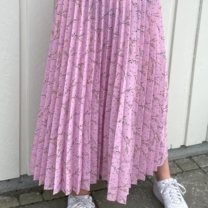 Kjol från nakd - Säljer denna söta kjol från NA-KD då den inte kommer till användning. Använd endast en gång☺️