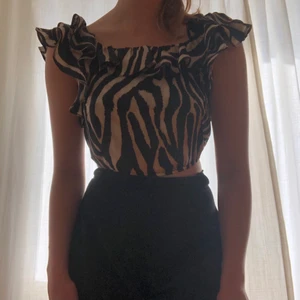 Topp från Reclaimed Vintage - Fin topp med zebramönster från Reclamed Vintage som passar vid flera tillfällen! Aldrig använd💗
