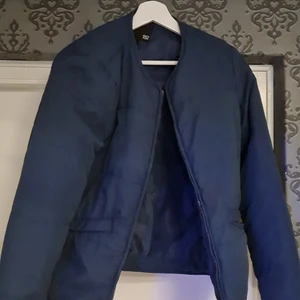 En Jacka, strl S - En jacka från lager 157, storlek S. Inge fel med jackan men vill helst bli av med den så fort som möjligt pga för liten storlek 