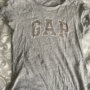 Gap t-shirt  - Säljer denna jättefina t-shirt för att den inte har kommit till användning på ett bra tag. Använd få tal gånger för jättelänge sedan.