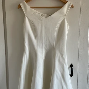 Vit klänning - En vit klänning från Bardot storlek 38 ☺️