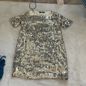 Paljett glitter klänning i guld - Köpt på bikbok för några år sedan. Passar mig som bär i strl s. Använd 1 gång